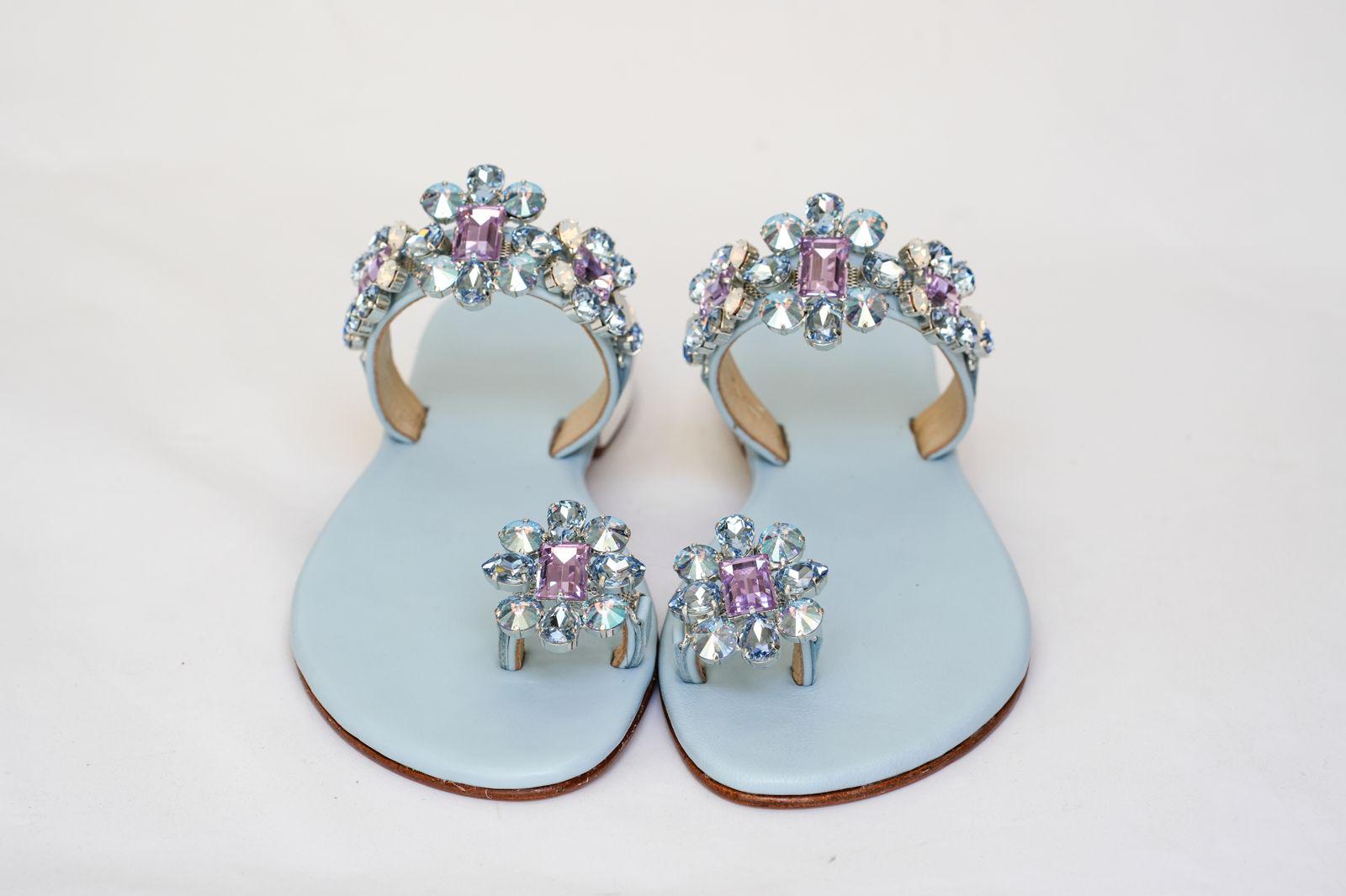 SKYLAR - Sandalo fascia e alluce in pelle azzurro polvere con sottopiede imbottito e suola in cuoio - immagine 2