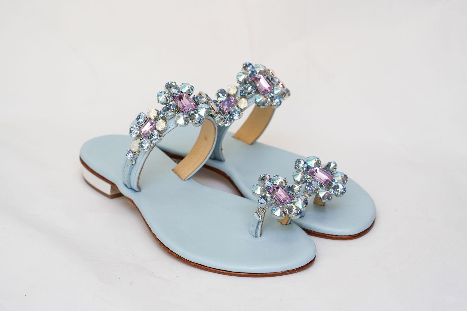 SKYLAR - Sandalo fascia e alluce in pelle azzurro polvere con sottopiede imbottito e suola in cuoio